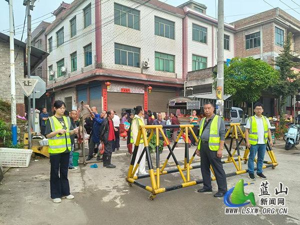 祠堂圩镇开展马路市场专项整治行动.jpg