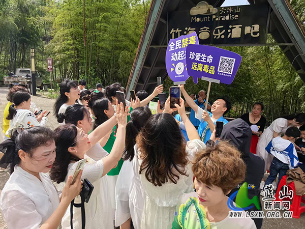 蓝山：假期云冰山，禁毒宣传“不打烊”.jpg