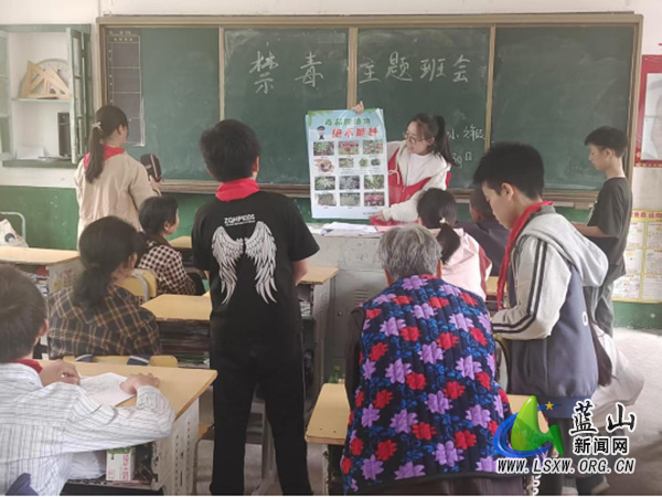 荆竹瑶族乡：禁毒进行时，护蕾助成长.jpg
