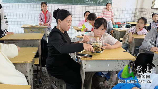 塔峰镇第四完小：家校“食”刻共守护，暖心陪餐护成长.jpg