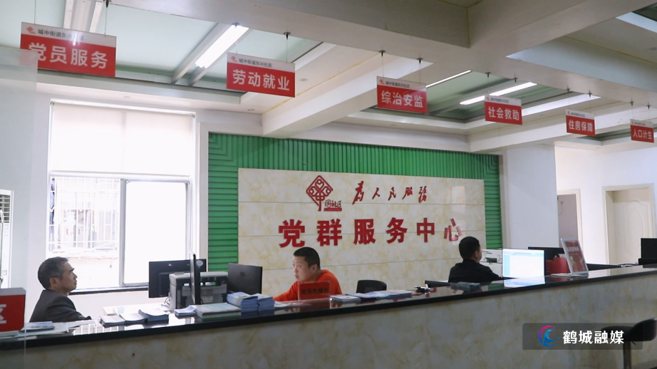 东兴社区安装消防提示牌 筑牢安全防线.mp4_20250508_162707.485.jpg