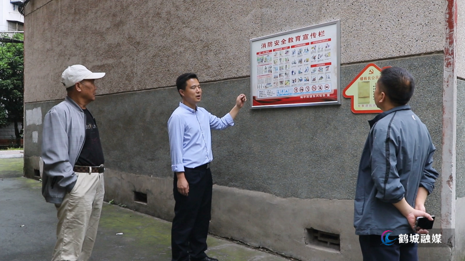 东兴社区安装消防提示牌 筑牢安全防线.mp4_20250508_162712.382.jpg