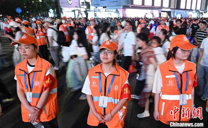 杭州“最美人墙”假期上线10年间30万人进行“文明接力”