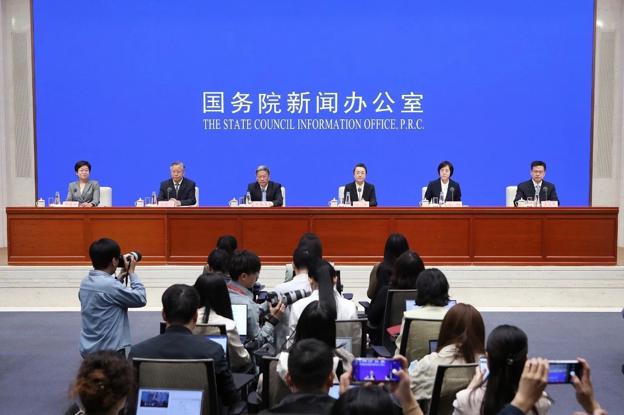 在进入市场，融资和标准化执法方面，私