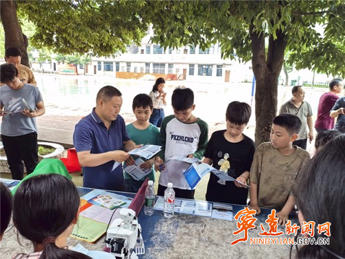 宁远校园上演科学探索之旅_副本500.jpg