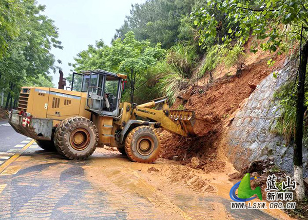 蓝山：公路部门全力应对强降雨天气保道路安全通行.jpg