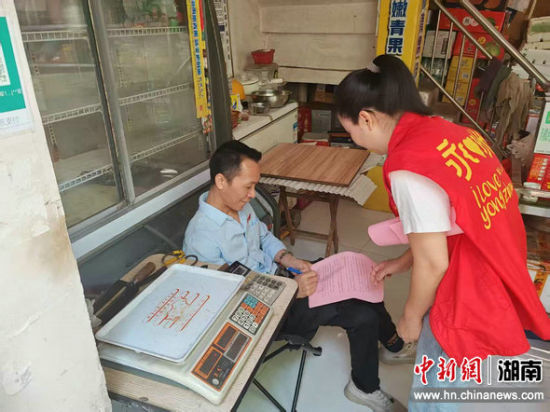志愿者入户宣传利剑护蕾相关政策。张雄 摄