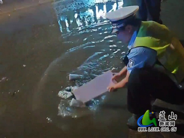 蓝山公安交管部门守护群众出行安全.jpg
