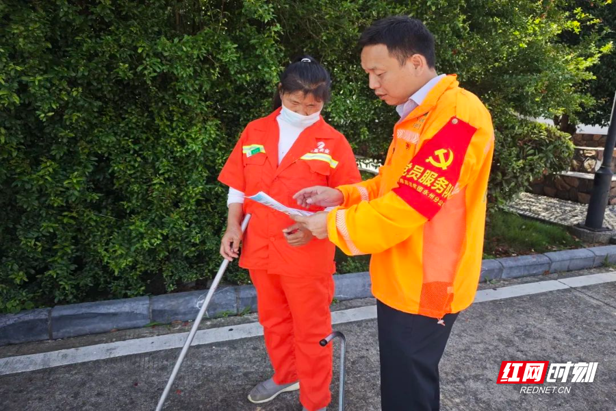 尹小峰对环卫工进行职业病防治宣传.jpg