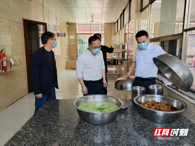 到学校检查营养餐.jpg