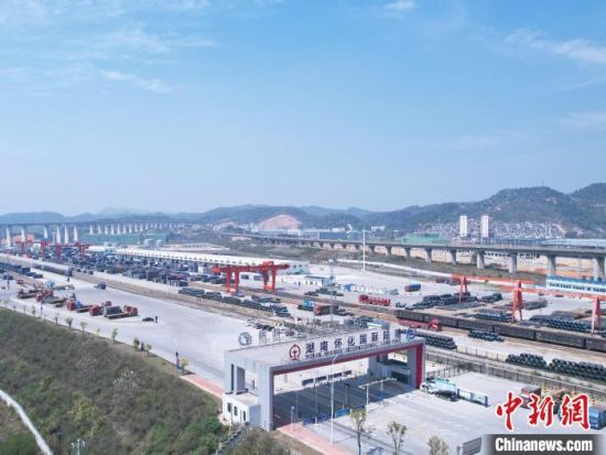 湖南怀化国际陆港，开辟了中老、中越、中缅等7条国际物流大通道。　张卓 摄