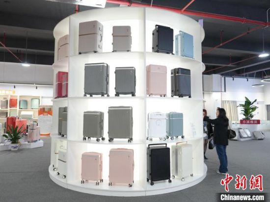 怀化国际箱包皮具产业园陈列着各类箱包产品。杨华峰 摄