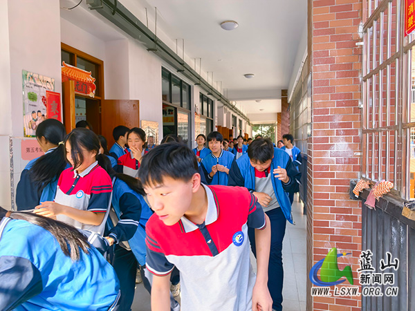 塔峰中学开展防震减灾应急疏散演练活动.jpg