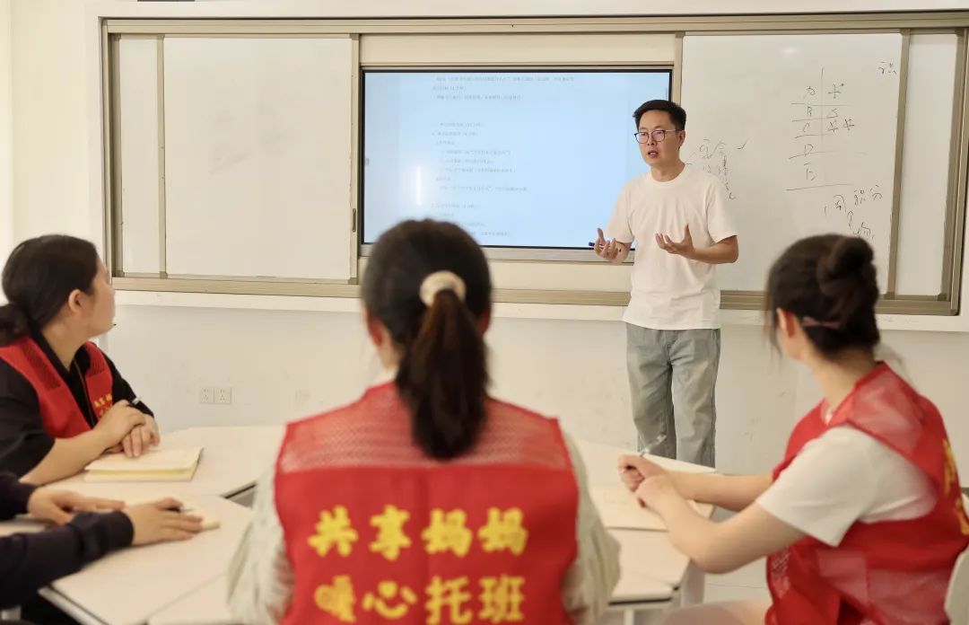 “共享妈妈”撑起“暖心伞”——社区互助破解双职工家庭带娃难题