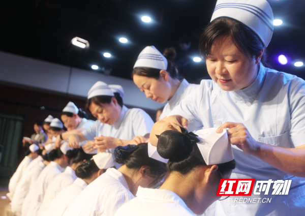 2025年5月11日，湖南省衡阳市，南华大学护理学院的老师们在给毕业班的同学们传灯授帽。 (2).JPG