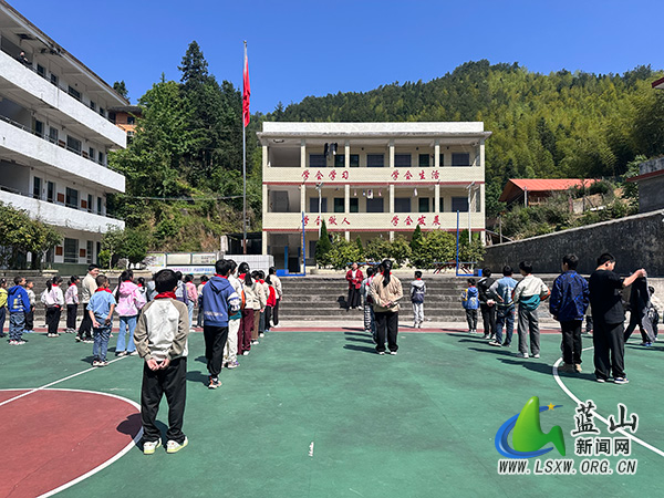 荆竹中心小学开展“白+黑”防震逃生疏散演练.jpg