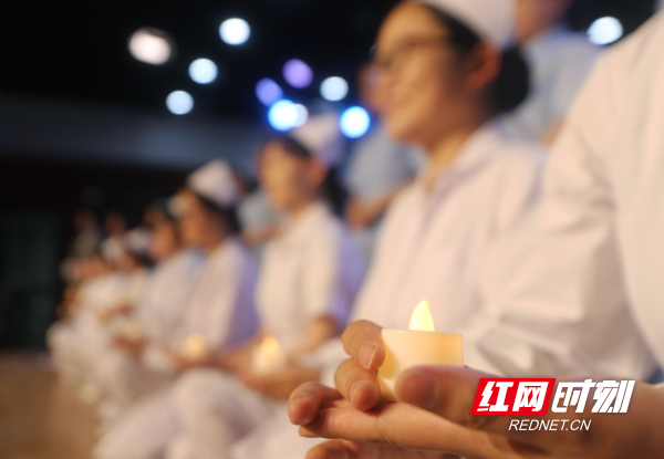 2025年5月11日，湖南省衡阳市，南华大学护理学院的老师们在给毕业班的同学们传灯授帽。 (4).JPG