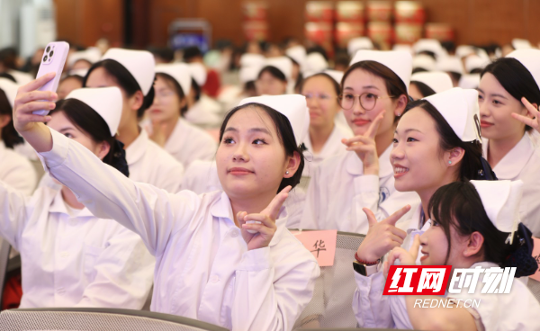 2025年5月11日，湖南省衡阳市，南华大学护理学院毕业班的同学们在戴上燕尾帽后自拍留念。 (1).JPG