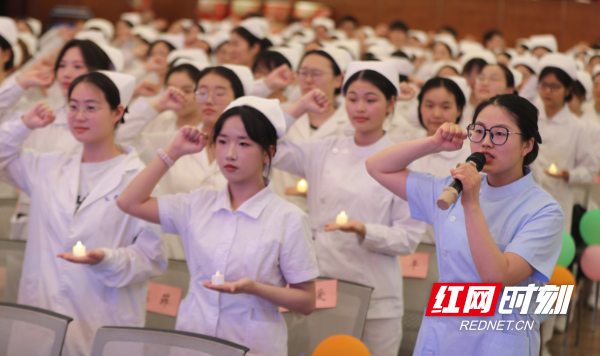 2025年5月11日，湖南省衡阳市，南华大学护理学院毕业班的同学们在戴上燕尾帽后进行南丁格尔誓言宣誓。 (1).JPG
