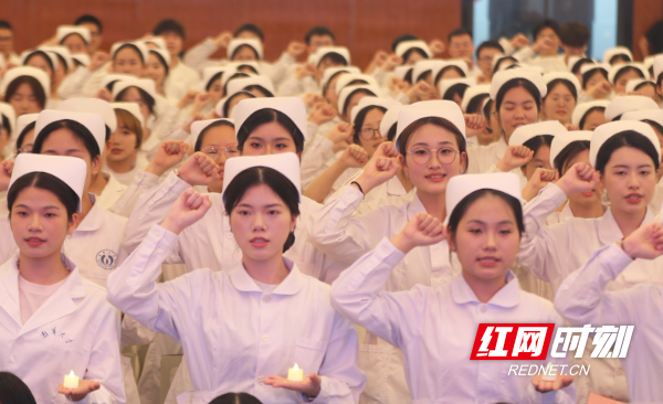 2025年5月11日，湖南省衡阳市，南华大学护理学院毕业班的同学们在戴上燕尾帽后进行南丁格尔誓言宣誓。 (2).JPG