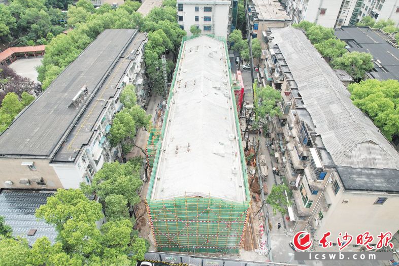 　　5月12日，湘农桥社区二区9栋主体封顶。长沙晚报全媒体记者 周游 通讯员 高兴 摄影报道