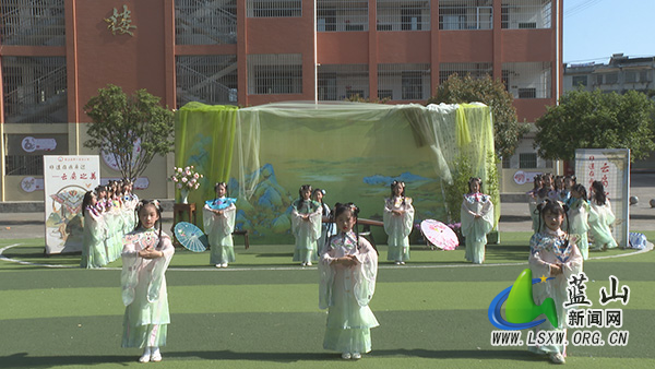 县一完小举办“非遗在我身边——云肩之美”活动2.jpg