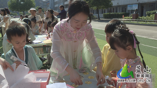县一完小举办“非遗在我身边——云肩之美”活动1.jpg