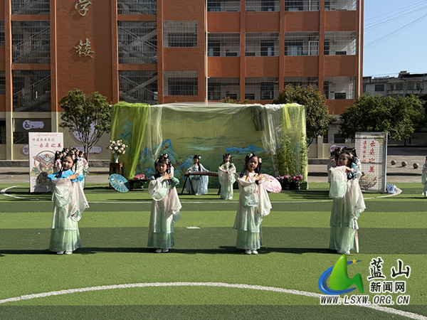 蓝山县第一完全小学举办“非物质文化遗产在我身边——云肩之美”展演活动.jpg