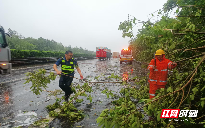 暴雨后，工作人员迅速清理路面.jpg