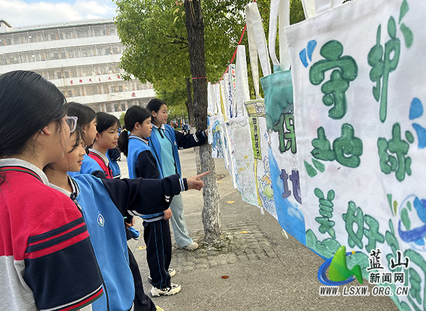 塔峰中学举办手绘帆布袋活动.jpg