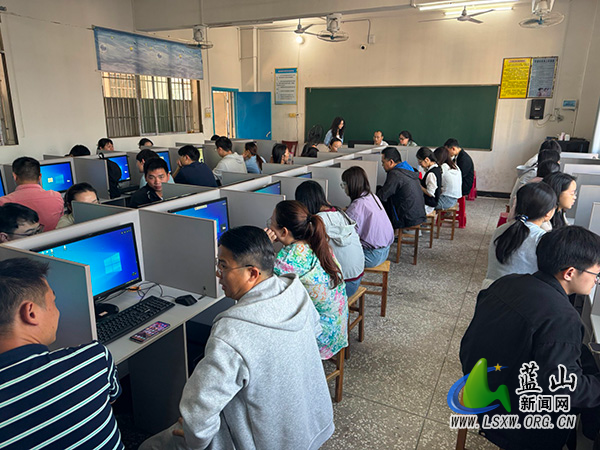 蓝山：举行信息科技教师实操培训 60余名信息科技教师共研教学实践.jpg