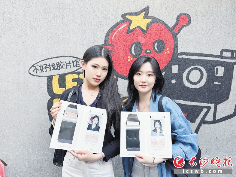 　　来自株洲的大学生小齐、小王在店内拍下了属于自己的撕拉片。均为长沙晚报全媒体记者 贾凯清 见习记者 王佳怡 摄影报道