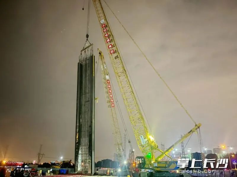 长沙地铁4号线北延金星路东延线站首幅地连墙成功入槽。均为长沙晚报通讯员 郑维 摄