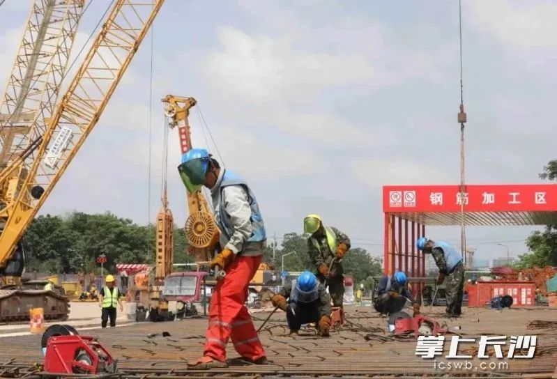 长沙地铁4号线北延金星路东延线站施工现场，工人进行地连墙钢筋笼焊接。