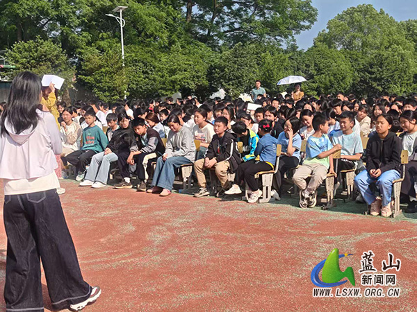 新圩学校召开心理健康讲座2.jpg