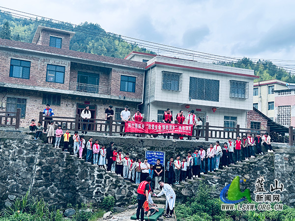 荆竹中心小学：政医教三方联合开展防溺水应急演练.jpg