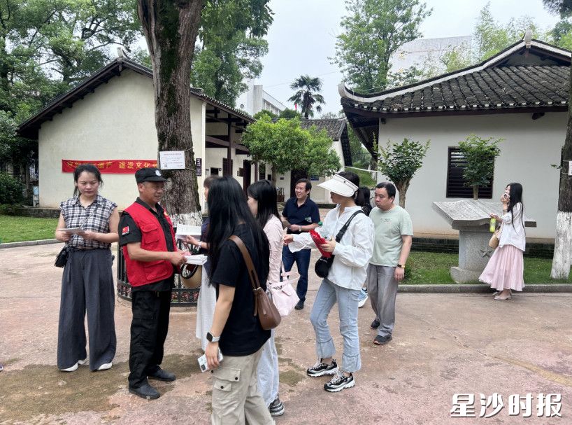 工作人员发放《文物保护法》图文手册。