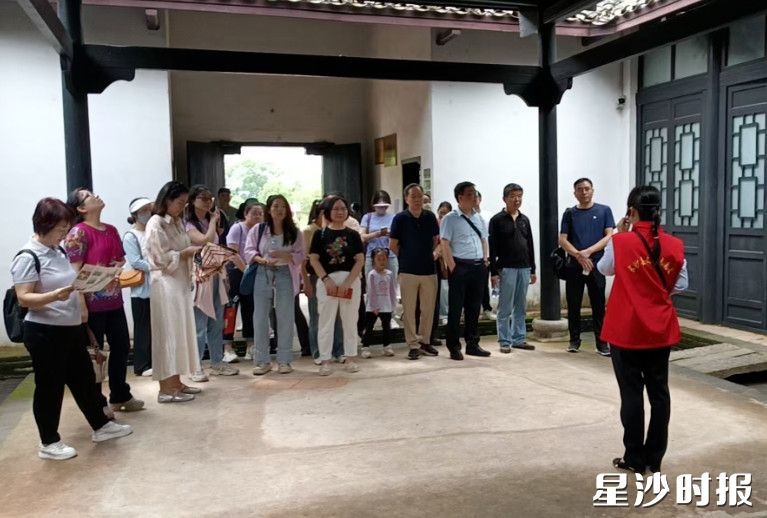 观众跟随讲解员参观田汉故居。