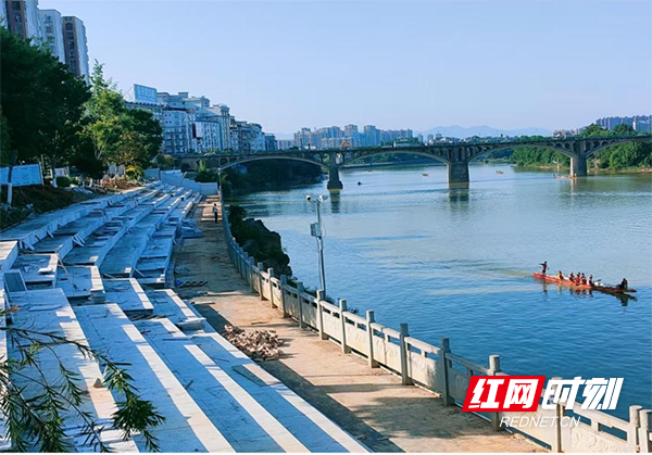 新修建的宽敞舒适的台阶式龙船赛看台副本.png
