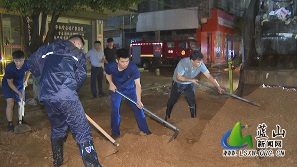 蓝山县雨后清淤不停歇 保障出行安全畅通2.jpg