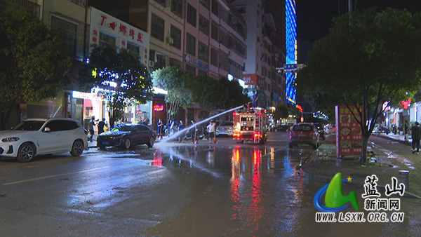 蓝山县雨后清淤不停歇 保障出行安全畅通1.jpg
