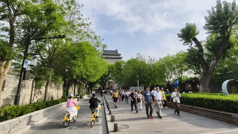 美丽的山脉和河流欢迎游客，不同的地方采取了