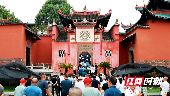 游人如织的龙兴讲寺1 拍摄 邓浩然.jpg