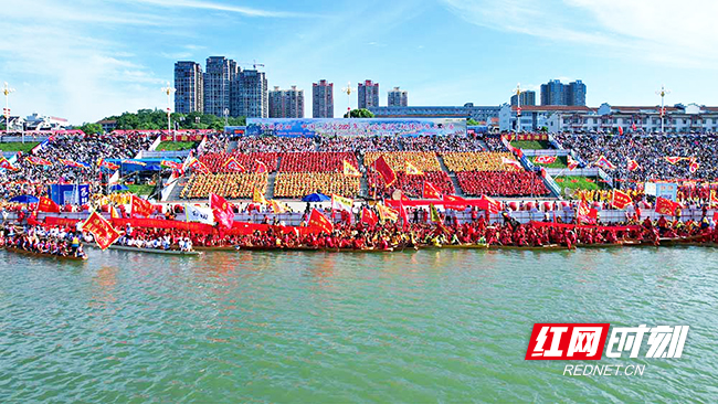 沅陵传统龙舟赛开幕式。邓浩然 摄影.jpg