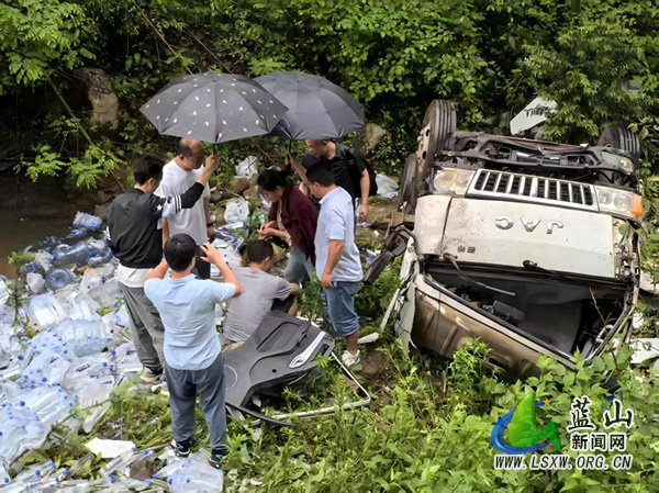 楠市中心小学教师雨中救援交通事故司机.jpg