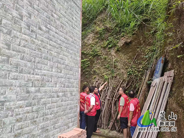 蓝山县纪委监委：闻“汛”而动，筑牢防汛“安全堤”.jpg