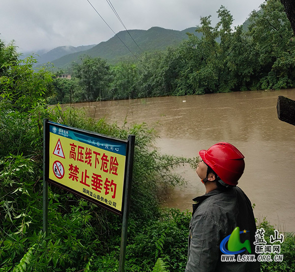 国网蓝山县供电公司：积极应对降雨天气 强化线路设备特巡.jpg