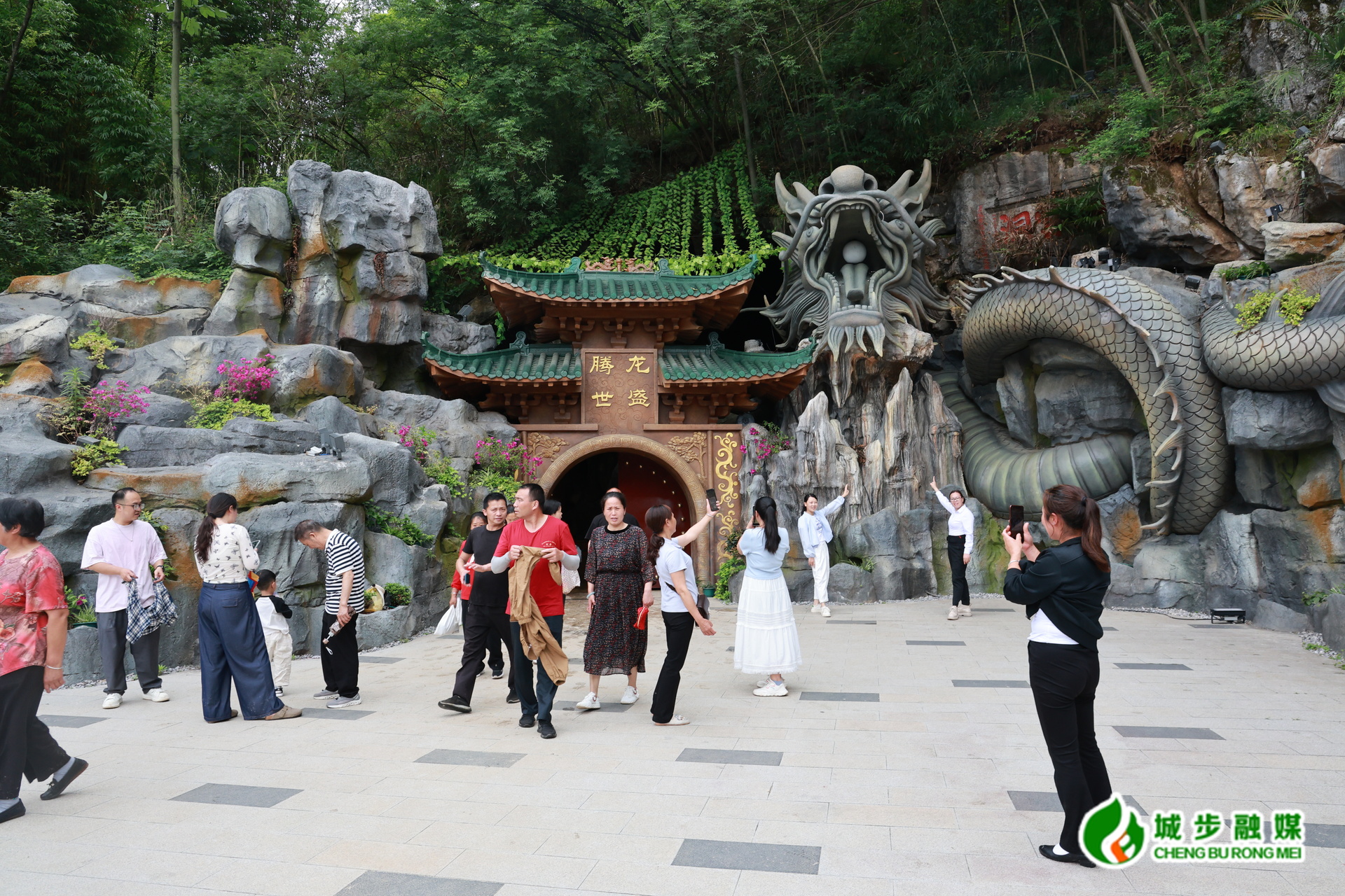 5·19中国旅游日|城步玉龙洞景区人潮如织(图2)