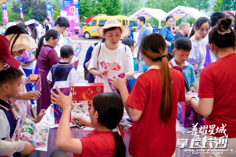 “社區(qū)睦鄰友好公益集市”現場。