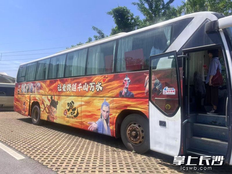 湖南华电长沙公司将报废的通勤车改造成自动售卖机和小型休憩娱乐室于一体的多功能空间。均为全媒体记者 刘俊 摄